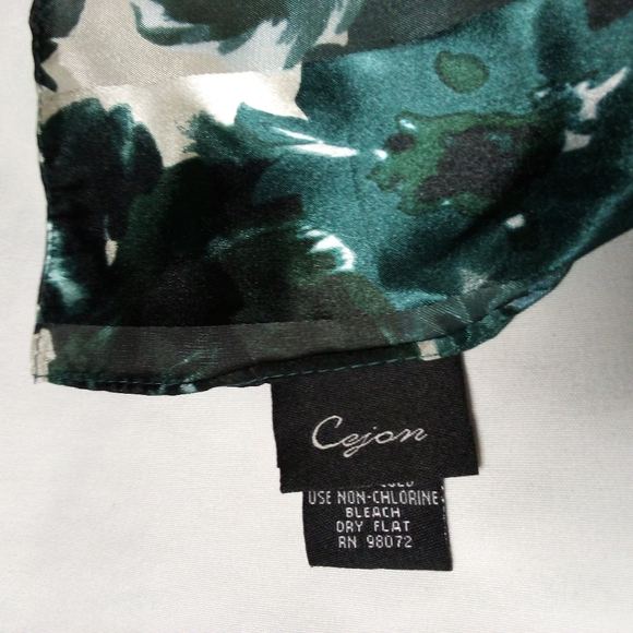 3/$25 Cejon Green Roses Scarf - Picture 1 of 4